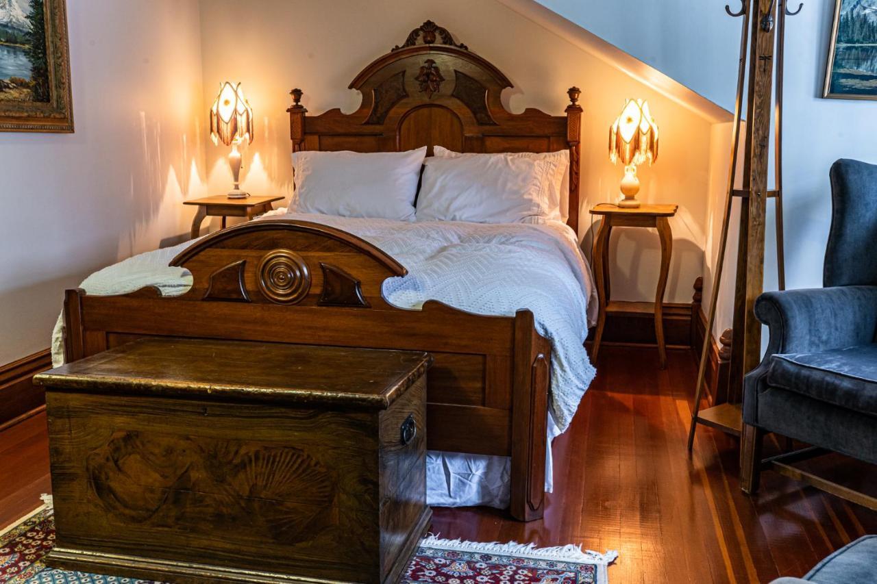 The Craftsman House Bed & Breakfast Bragg Creek Екстериор снимка